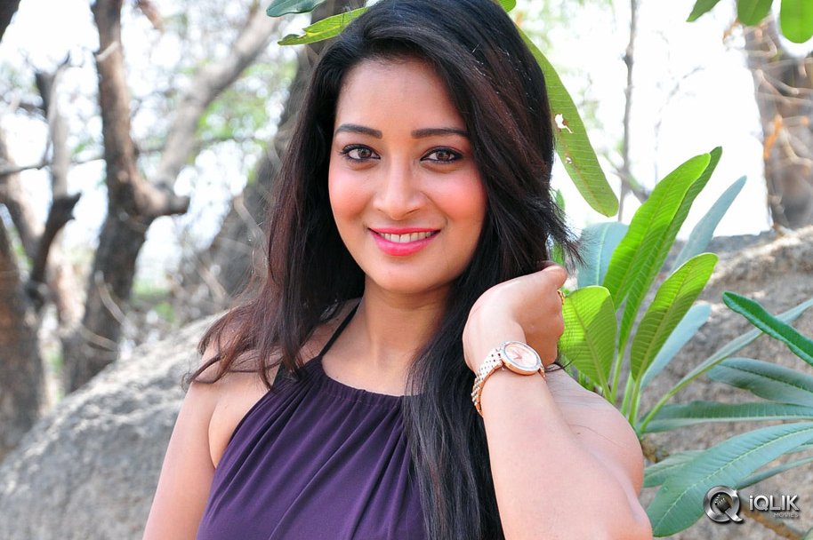 Bhanu-Sree-at-Iddari-Madya-18-Movie-Opening